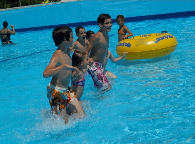 Peques jugando en el agua